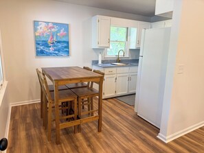 Dining - Cozy Cottage on Badin Lake, newly renovated! (New London)