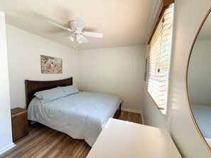 Room - Cozy Cottage on Badin Lake, newly renovated! (New London)