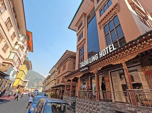 Un hôtel à l’architecture traditionnelle, doté d’une enseigne et offrant une vue sur la rue.