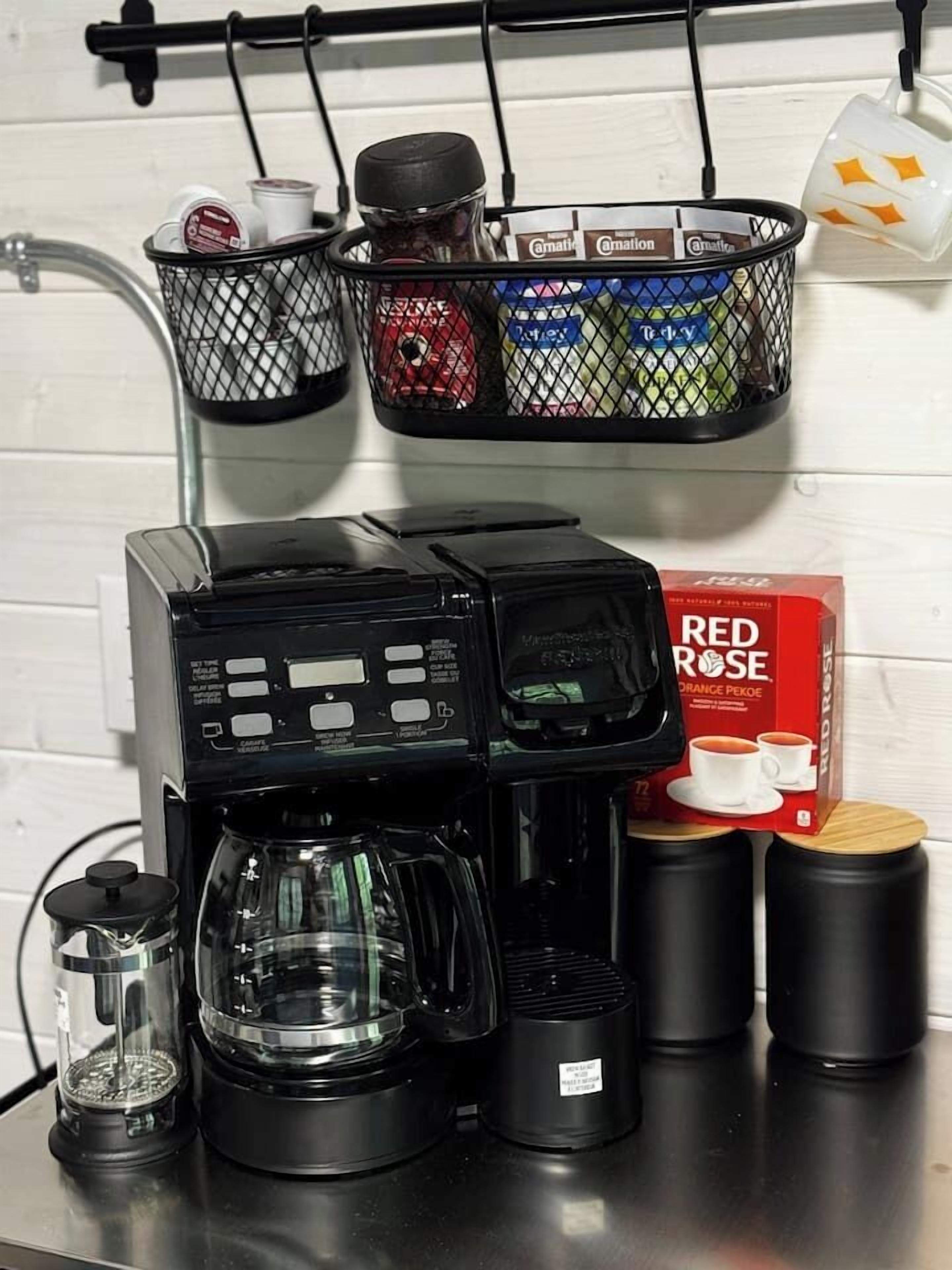 Una cafetera, una caja de café Red Rose y dos termos sobre una encimera de cocina.
