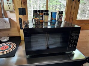 Microondas, cafetera o tetera, tostadora y utensilios de cocina