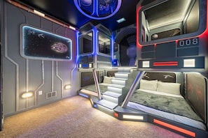 Ein Zimmer mit einem Bett, einem Schreibtisch und einem Fenster.