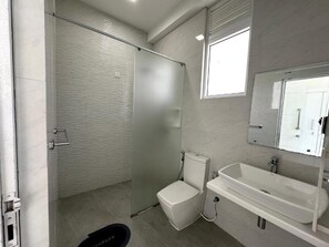 Phòng đôi Deluxe, ban công, quang cảnh núi | Phòng tắm | Buồng tắm vòi sen, đồ dùng nhà tắm miễn phí, máy sấy tóc, khăn tắm