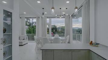 Deluxe Double Room, Balcony, Mountain View | Interior