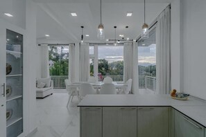 Deluxe Double Room, Balcony, Mountain View | Interior