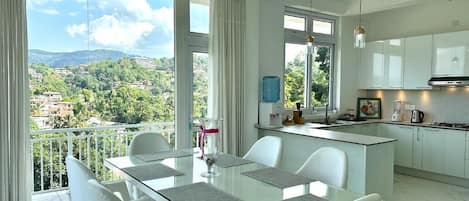 Quarto casal luxo, sacada, vista para a montanha | Opções para refeição