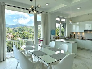 Phòng đôi Deluxe, ban công, quang cảnh núi | Khu ăn uống
