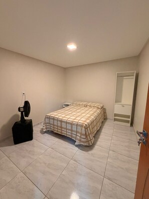 2 slaapkamers, een strijkplank/strijkijzer, wifi, beddengoed