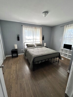 Free WiFi, bed sheets -  3-bedroom house with AC in North Chicago located near Naval Base (North Chicago)