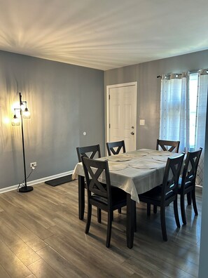 Dining -  3-bedroom house with AC in North Chicago located near Naval Base (North Chicago)
