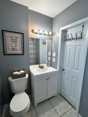 Towels, toilet paper -  3-bedroom house with AC in North Chicago located near Naval Base (North Chicago)