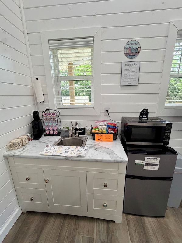 Refrigerador, microondas, cafetera y tetera y utensilios de cocina 
