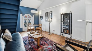 A living room with a sofa, a coffee table, a floor lamp, and a bookshelf. - Le Dôme - Au cœur du centre-ville de Béziers (Béziers)