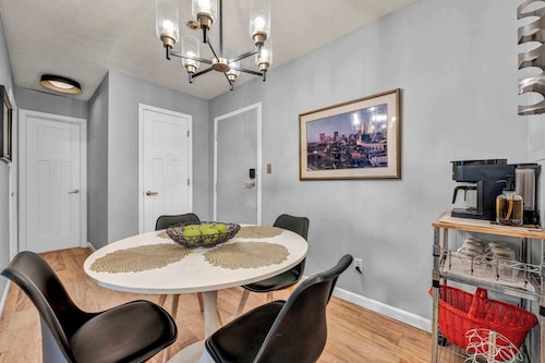 King Bed - Near CLE Clinic + Hopkins Airport
