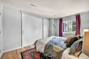 1 bedroom, iron/ironing board, WiFi, bed sheets - Near Airport - King Bed - Pet Friendly (North Olmsted)