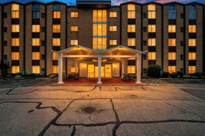 Exterior - Near Airport - King Bed - Pet Friendly (North Olmsted)