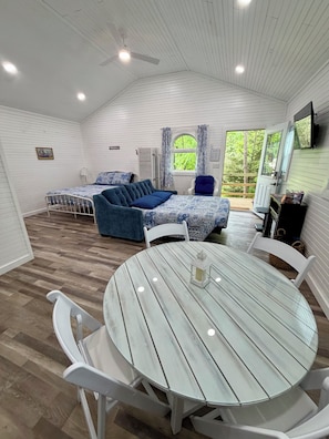 1 bedroom, free WiFi, bed sheets, wheelchair access - Romantic Tea Cottage Retreat on Boulder Creek with Firepit and Deck (Cape Girardeau)