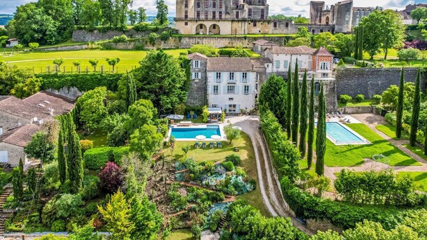 A large estate with a swimming pool, lush gardens, and a castle-like building. - Le Jardin Du Chateau (Duras)