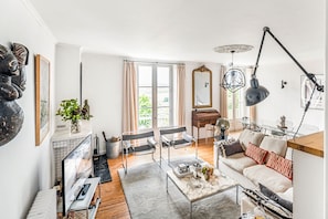 Een moderne woonkamer met een bank, salontafel en een piano.