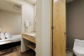 Appartamento Classic | Bagno | Doccia, set di cortesia gratuito, asciugamani, sapone