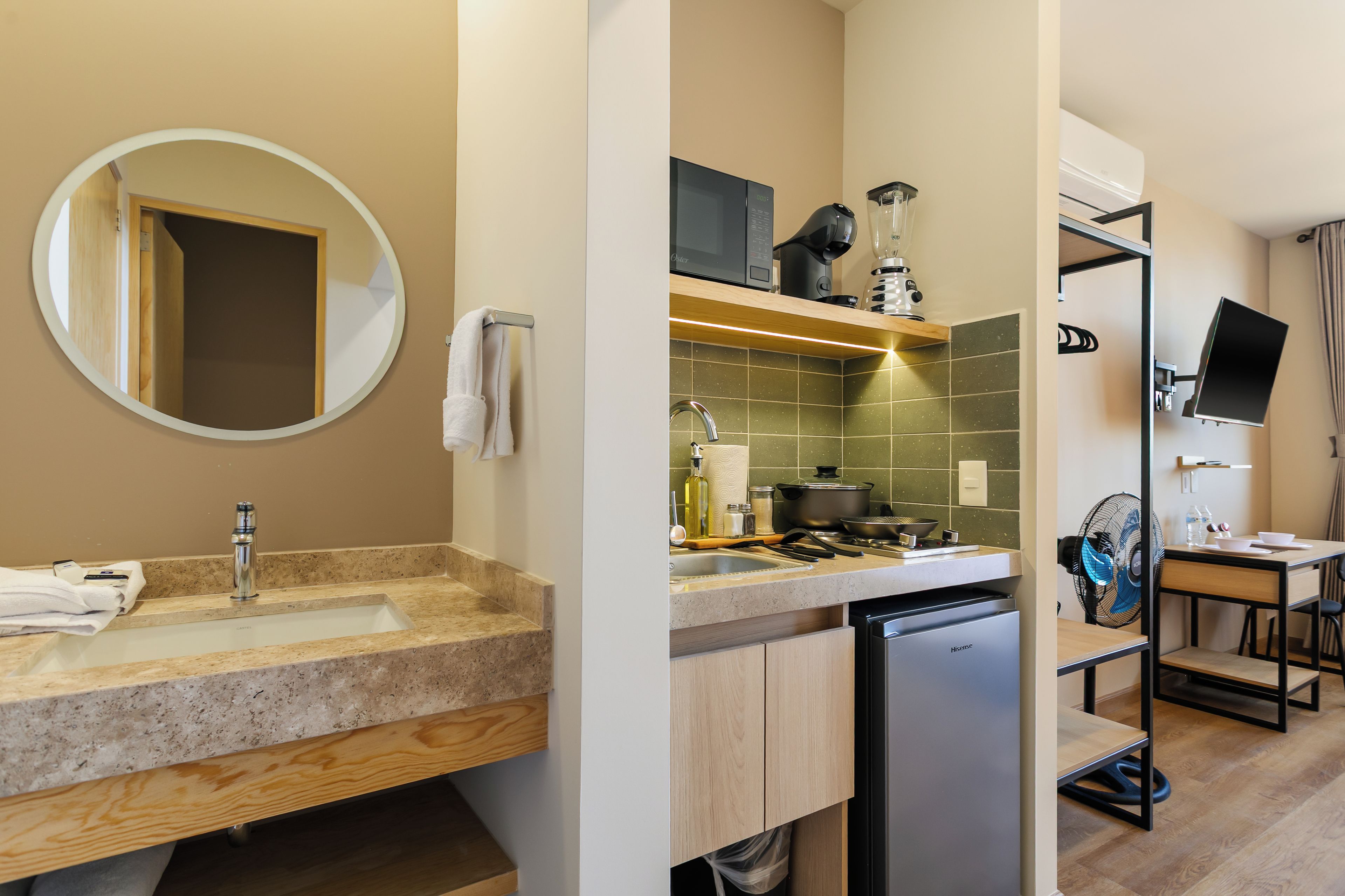 Une salle de bain moderne équipée d’un lavabo, d’un miroir et d’un radiateur encastré.