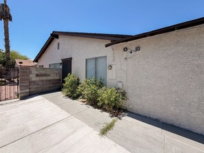 Exterior - A Warm & Cozy Retreat 3BR/2BA /5 Mins to The Strip (Las Vegas)