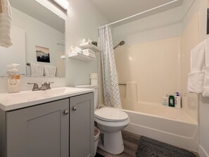 Bathroom - A Warm & Cozy Retreat 3BR/2BA /5 Mins to The Strip (Las Vegas)