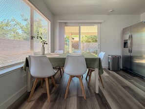 Dining - A Warm & Cozy Retreat 3BR/2BA /5 Mins to The Strip (Las Vegas)