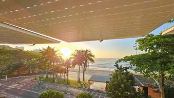 Appartamento Luxury | Spiaggia | Sulla spiaggia, sabbia bianca, ombrelloni, pallavolo