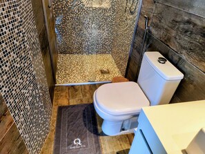 Appartement luxueux | Salle de bain | Serviettes fournies, savon, papier de toilette