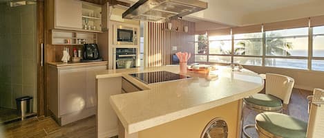 Appartement Luxe | Cuisine privée | Grand réfrigérateur, micro-ondes, four, plaque de cuisson