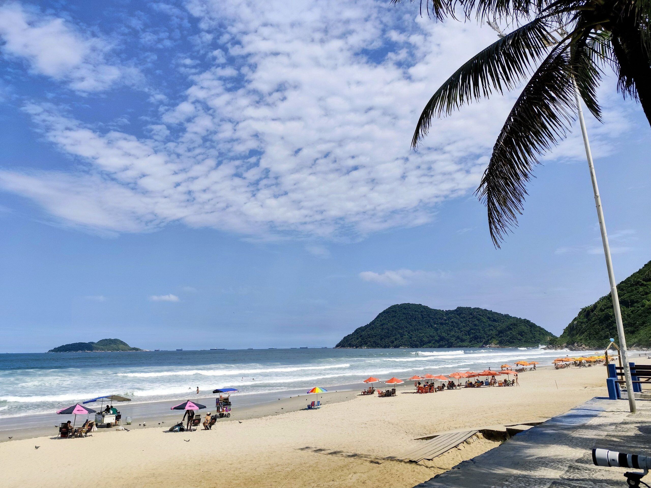 Apartamento superluxo | Praia | Na praia, areia branca, guarda-sóis, prática de vôlei de praia 