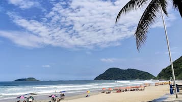 Apartamento superluxo | Praia | Na praia, areia branca, guarda-sóis, prática de vôlei de praia