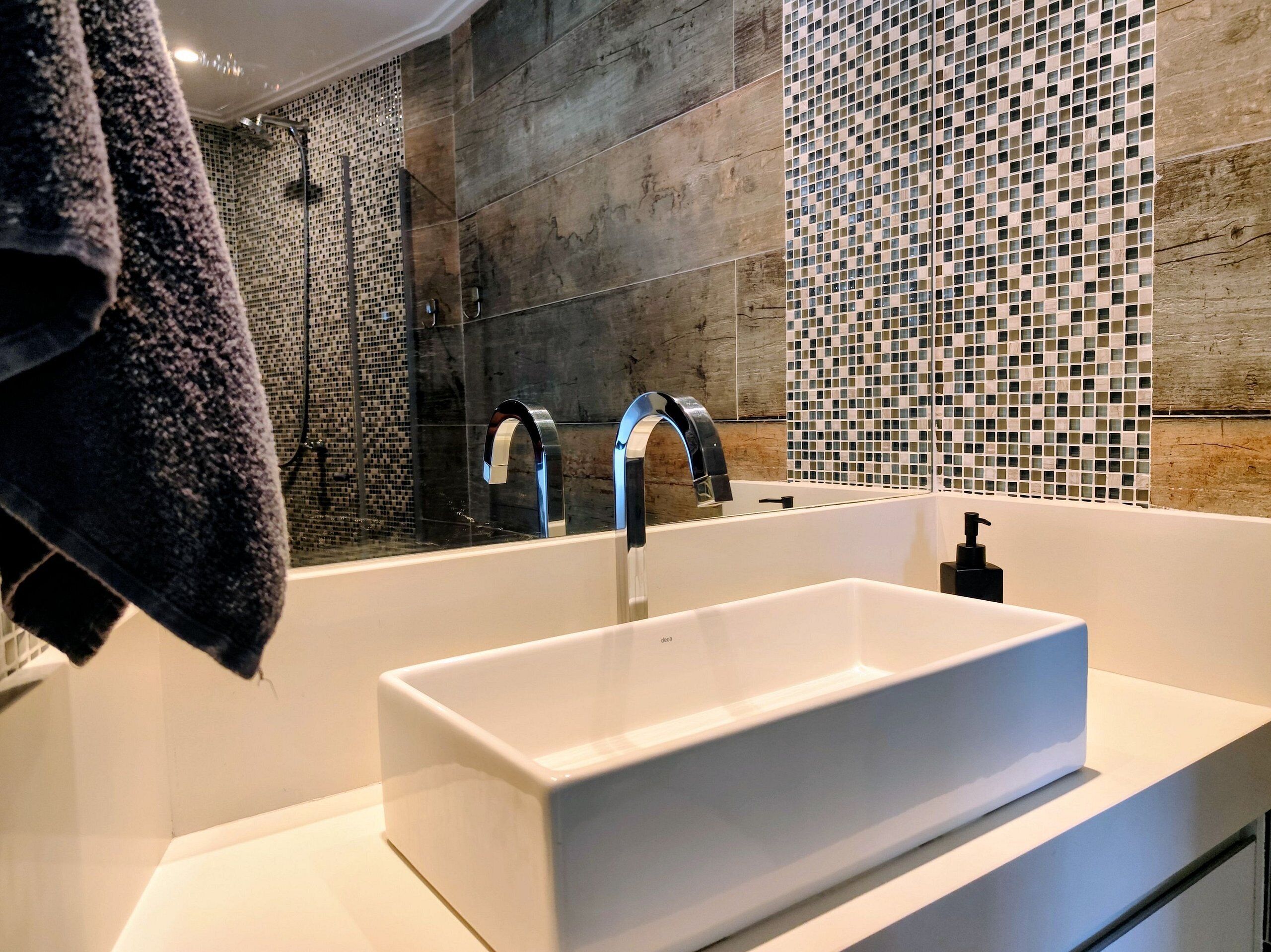 Luxury Apartment | Bathroom | Towels, soap, toilet paper