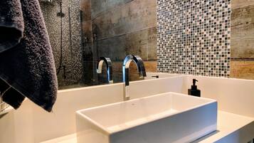 Luxury Apartment | Bathroom | Towels, soap, toilet paper