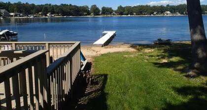 Middle Lake Retreat with Private Beach/2 King Beds and Amazing Views