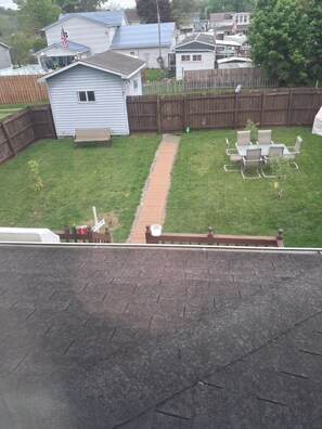 Outdoor dining - Cozy 3-bedroom house in peaceful Latrobe with AC, private equipped fenced yard (Latrobe)