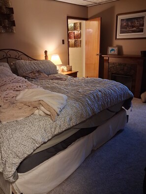 Room - Cozy 3-bedroom house in peaceful Latrobe with AC, private equipped fenced yard (Latrobe)