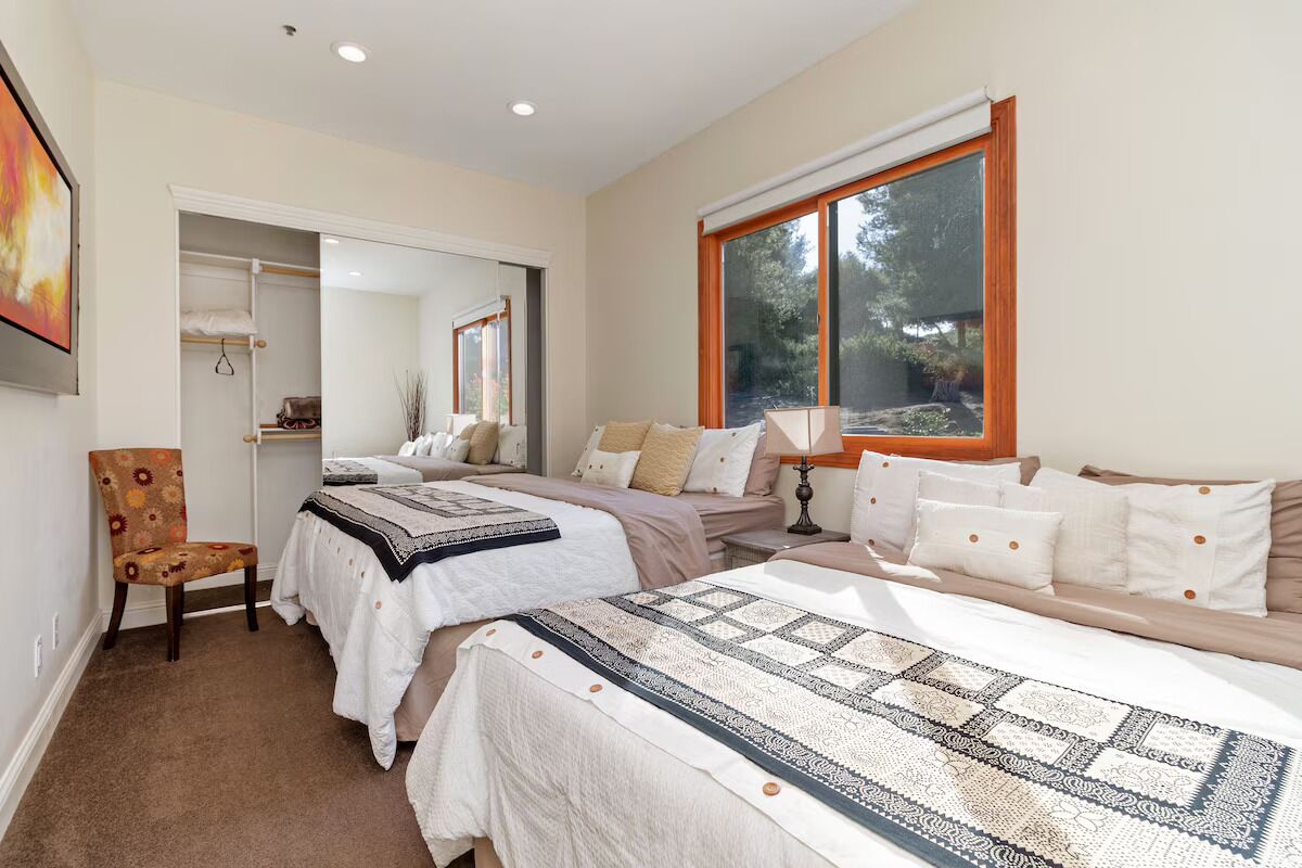 6 bedrooms, iron/ironing board, WiFi, bed sheets