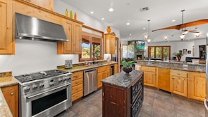 Coffee/tea maker, fridge, microwave, oven - Private Lake - 19 Acres - Fishing, Game Room, Pool/Spa, Amenities Galore! (Fallbrook)