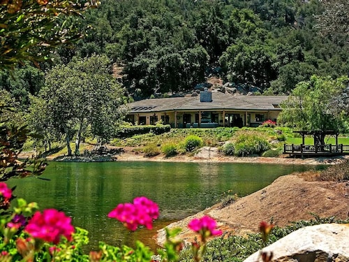 San Diego -Fallbrook- LAKEFRONT resort Style Lakehouse w/Pool,Spa, Beaches close