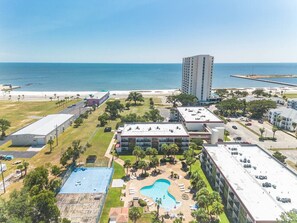 Ein Hotel mit Schwimmbad, Parkplatz und Meerblick.