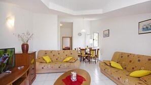 A living room with two sofas, a coffee table, a TV, and a dining area. - Beautiful apartment in Necujam with WiFi (Necujam)