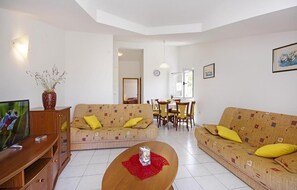 A living room with two sofas, a coffee table, a TV, and a dining area. - Beautiful apartment in Necujam with WiFi (Necujam)
