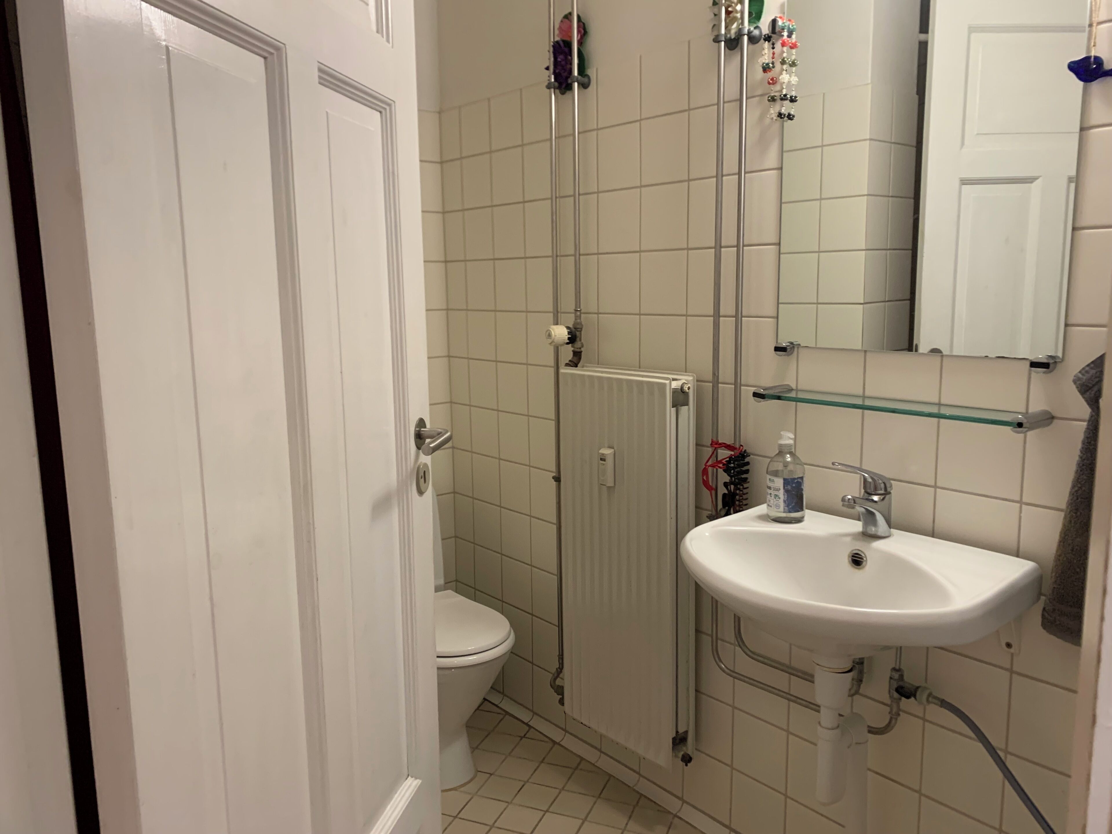 Dusch, handdukar och toalettpapper