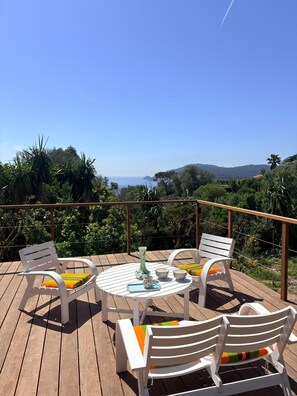 Outdoor dining - Vrbo Property (Hyères)