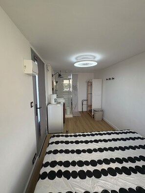 Room - Vrbo Property (Hyères)