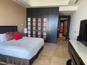 Ein Hotelzimmer mit einem großen Bett, einem Schreibtisch, einem Fernseher und einem Kleiderschrank mit einem außergewöhnlichen Design.