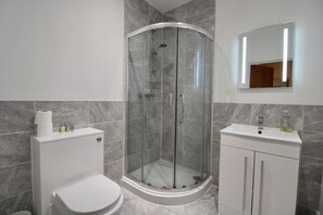 Hair dryer, towels, soap, toilet paper - Charming apartment with courtyard garden (Basingstoke)