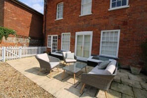 Terrace/patio - Charming apartment with courtyard garden (Basingstoke)